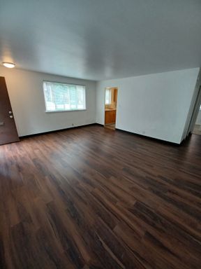 SPACIOUS 2 BEDROOM - Walking Distance to UW Campus – photo 1