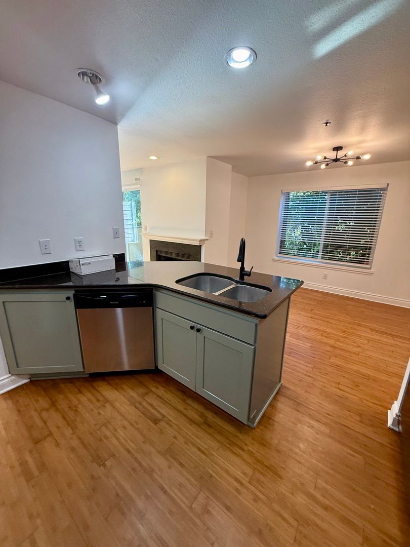 Redmond Apartment: 8964 Redmond-Woodinville Rd NE