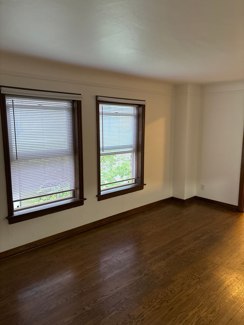 Seattle Apartment: 1819 Bellevue Ave