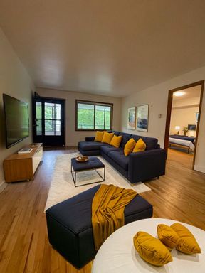 $1,649 - 1 BDRM - TOP FLOOR - Light Rail - PARKING SPACE - Quartz countertops, hardwood floors... – photo 1
