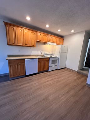Spacious studio with great commuting access near Angle Lake Light Rail and I-5!