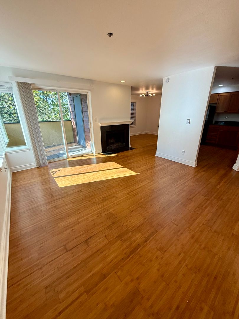 Redmond Apartment: 8964 Redmond-Woodinville Rd NE