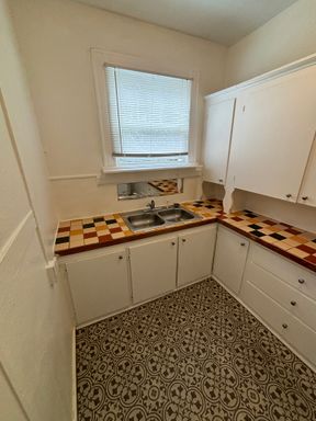 SPACIOUS STUDIO, upper floor - Heart of Capitol Hill, Natural Light, Walking Distance of Top-Notch Restaurants and Nightlife – photo 1