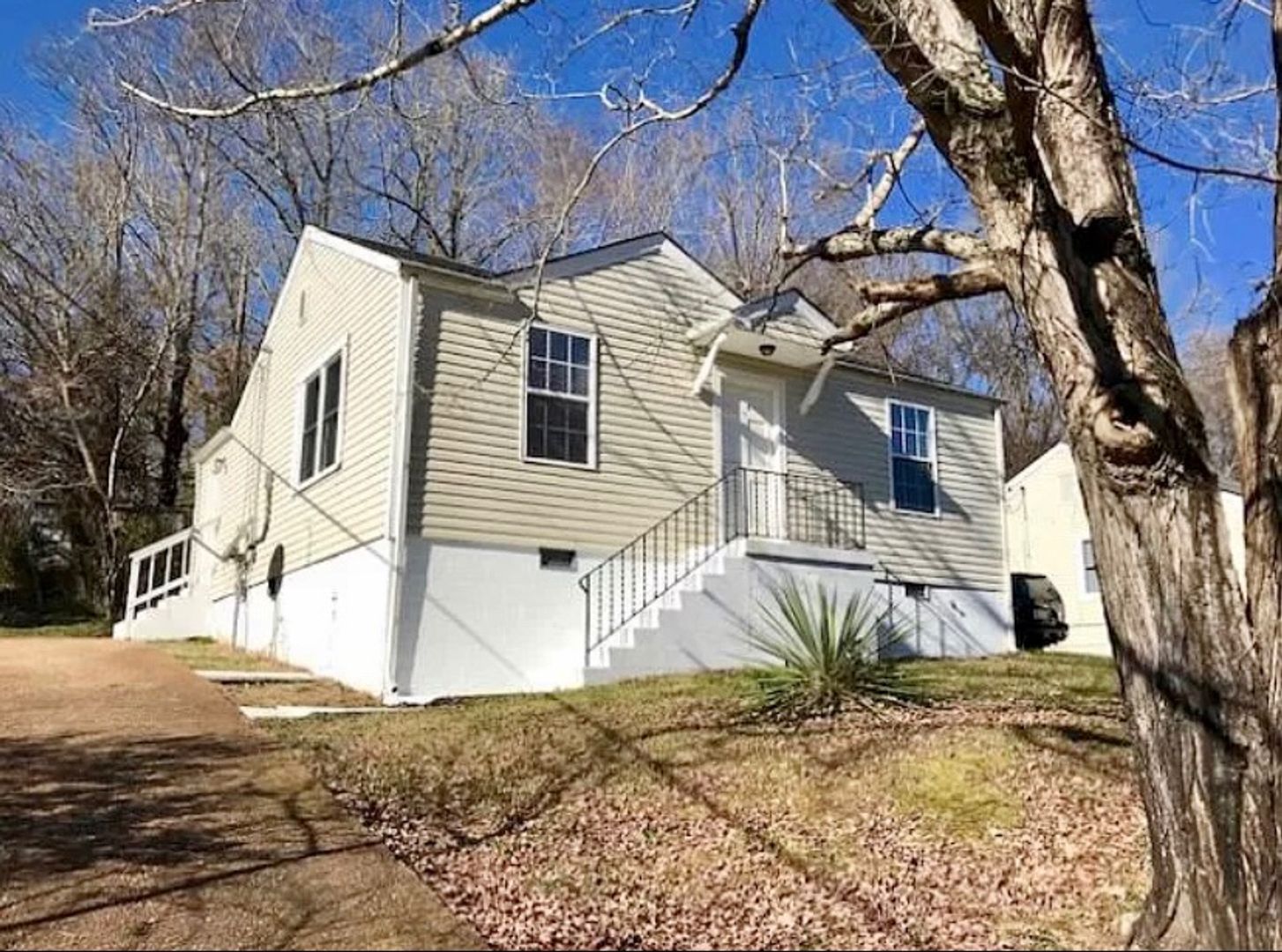 Clarksville House: 106 Valley View Circle