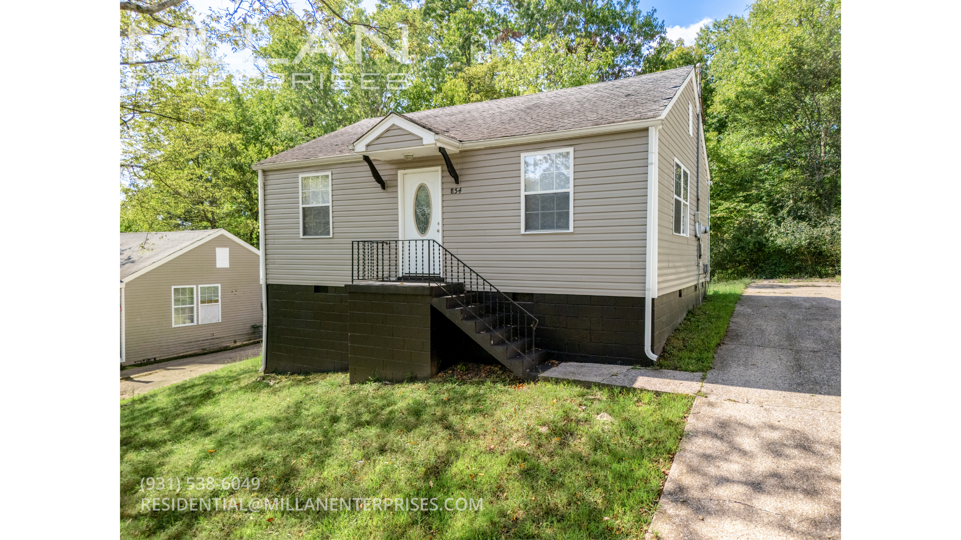 Clarksville House: 854 E Happy Hollow