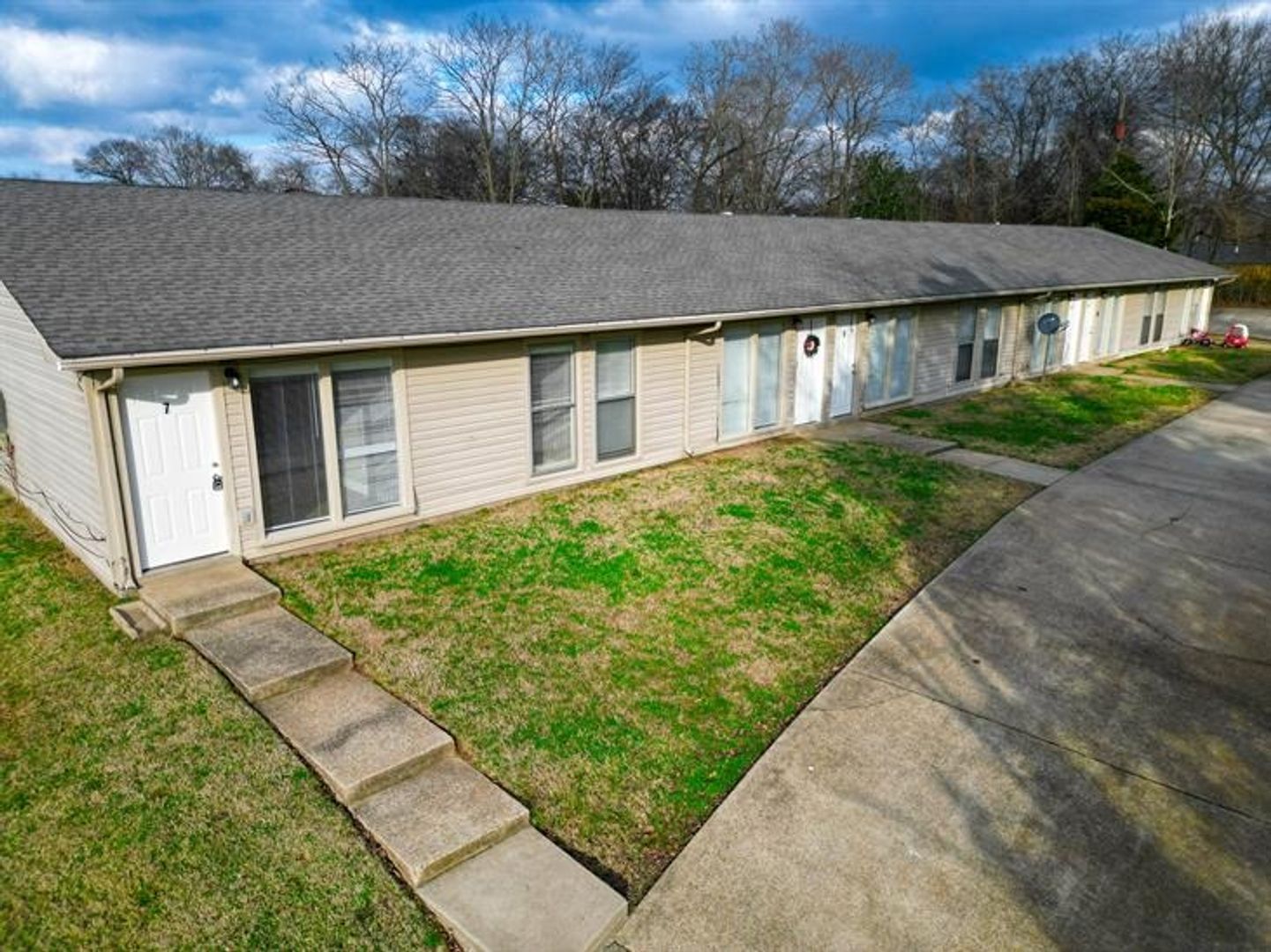 Clarksville Apartment: 211 Oak Street