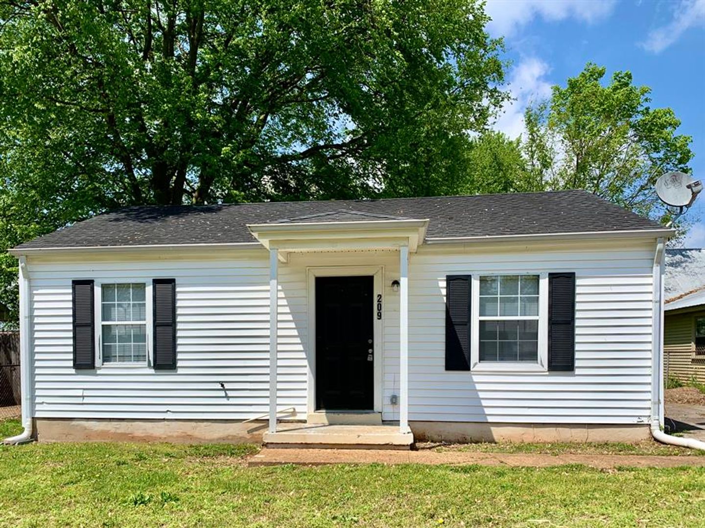 Clarksville House: 209 Burch Rd