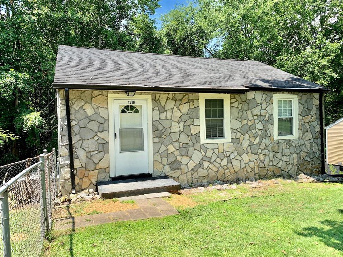 Clarksville House: 1318 Vogue Hill