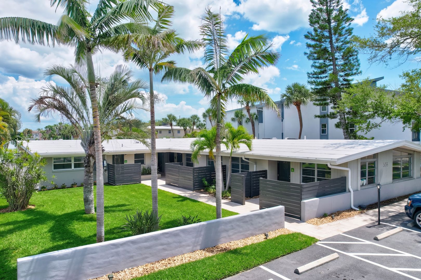 Treasure Island Apartment: 325 Capri Boulevard