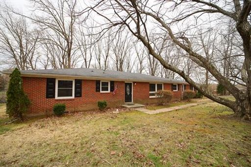 Charming Single-Story Home on a Spacious Lot Near Ft. Campbell! – photo 1