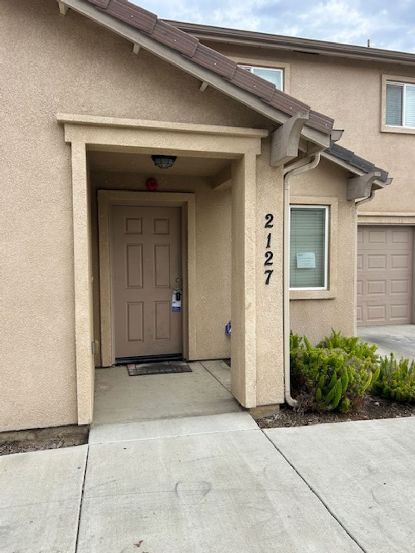 Visalia Apartment: 2127, 2129, 2131, 2133 W. Lark