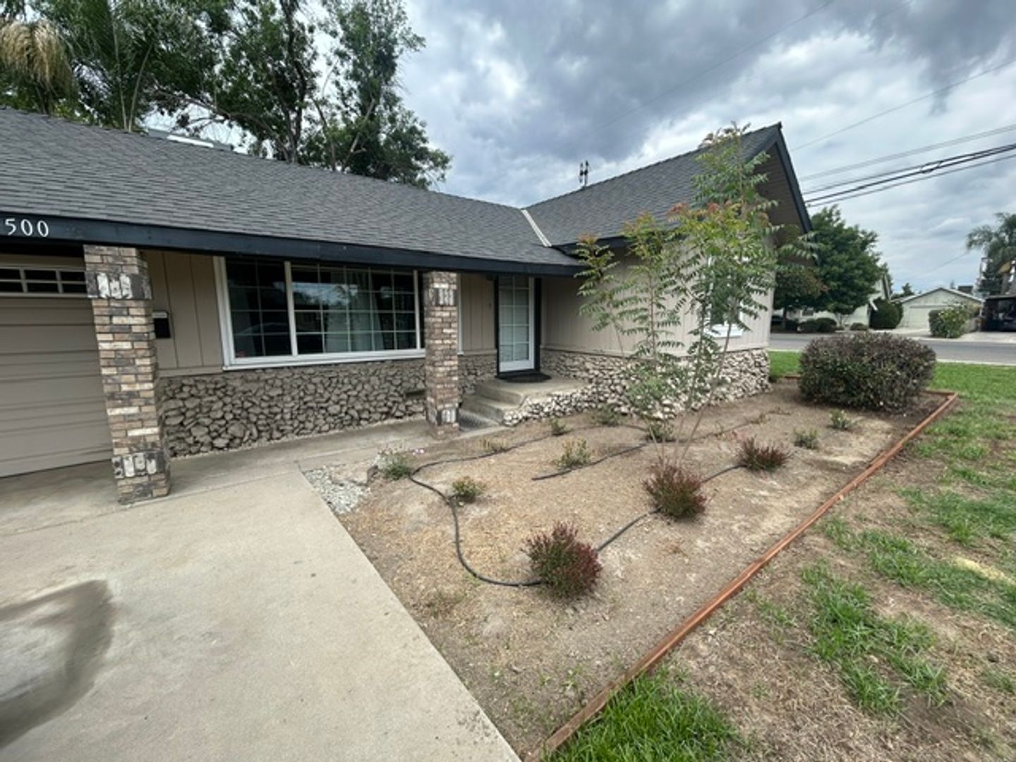 Visalia Apartment: 1500, 1502 W. School St.