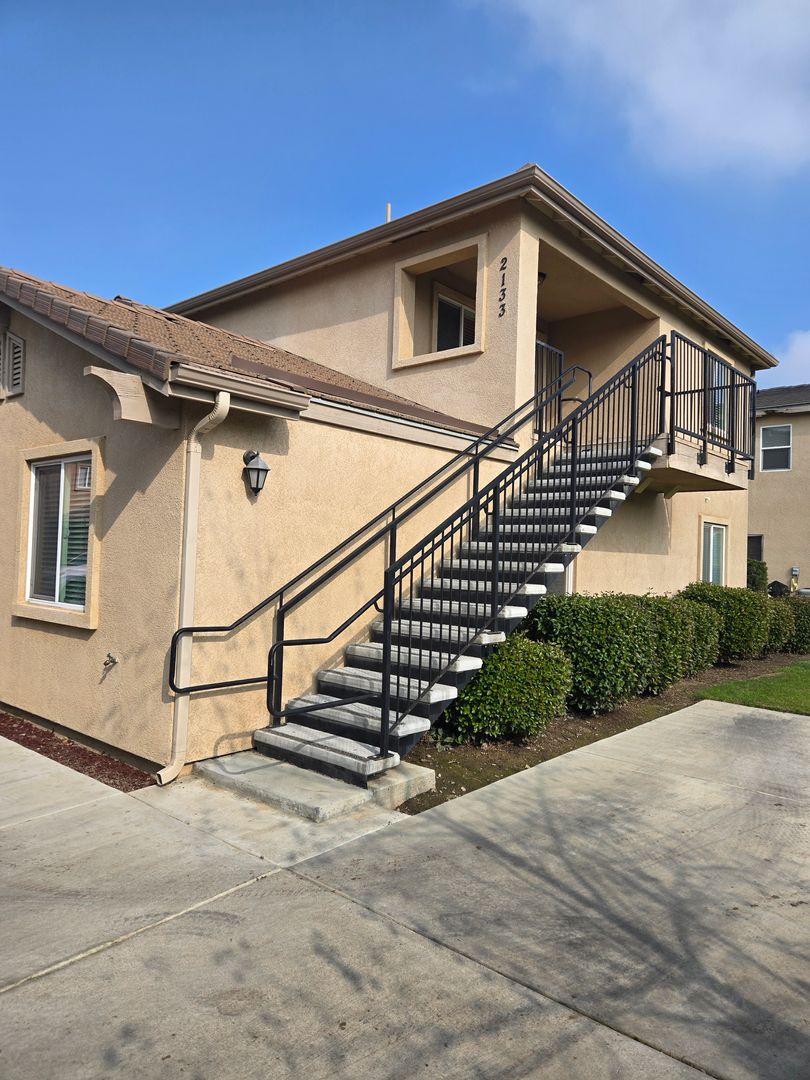 Visalia Apartment: 2127, 2129, 2131, 2133 W. Lark