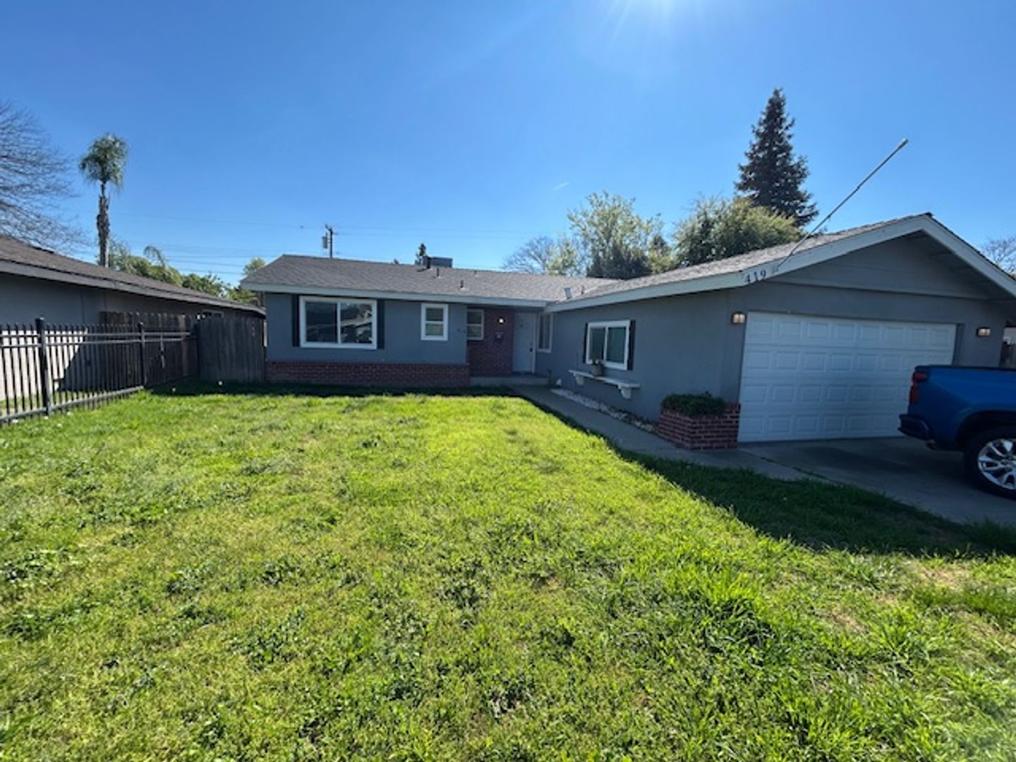 Visalia House: 419 W Walnut Ave