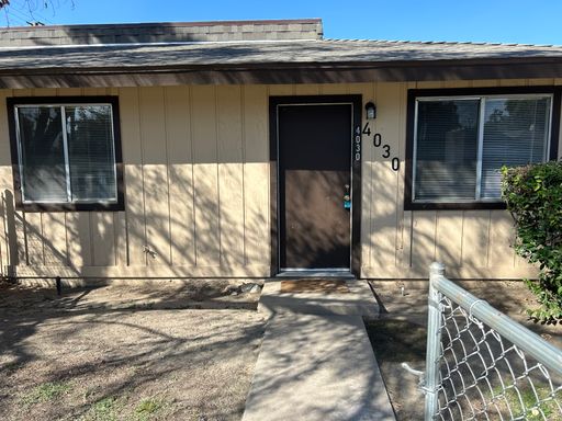 Single Level 2 Bedroom 1 Bathroom Apartment in SW Visalia!!