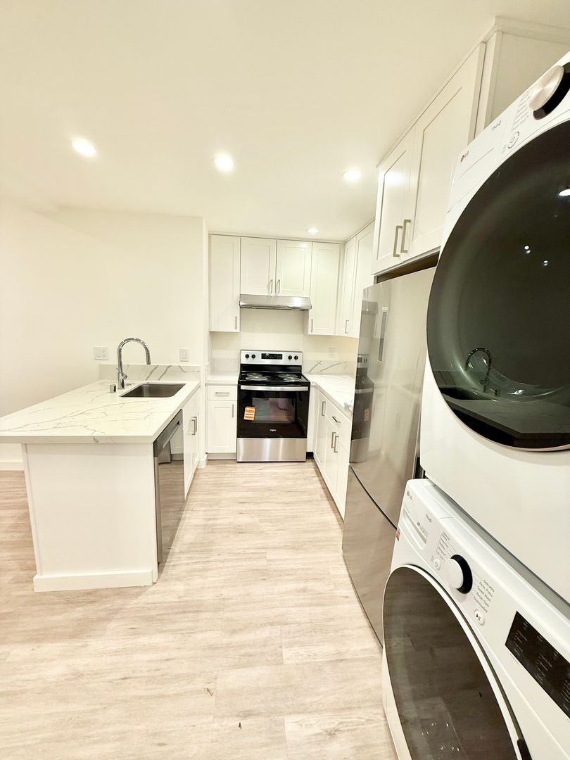 Redwood City Apartment: 806 Fulton St