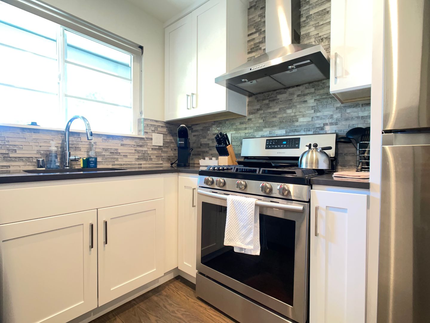 Menlo Park Apartment: 675 University Dr