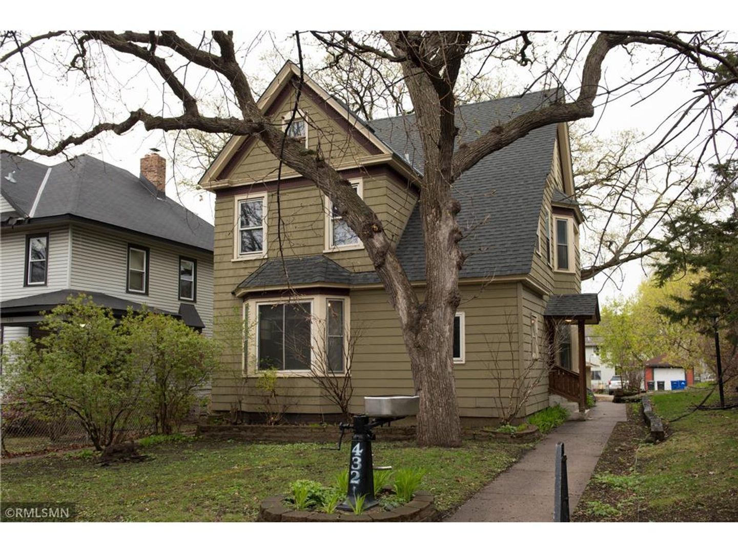 St. Paul Apartment: 432 N Dewey St