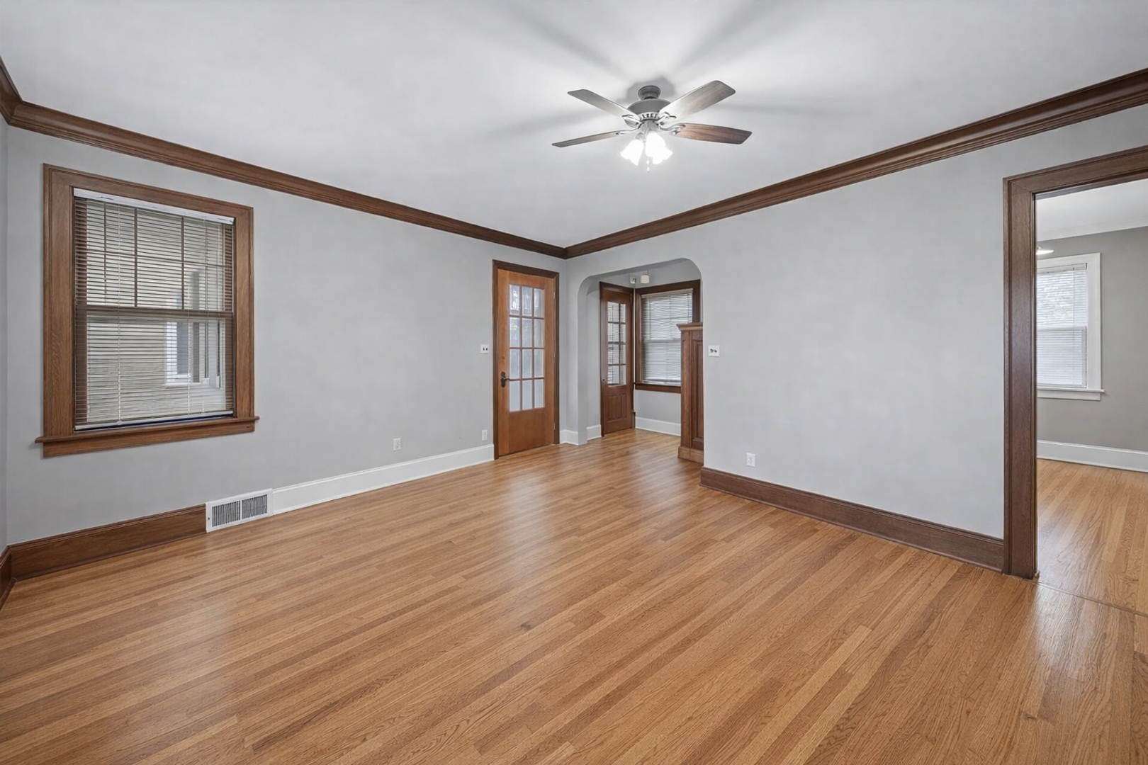811 Snelling Ave N 2 of 8