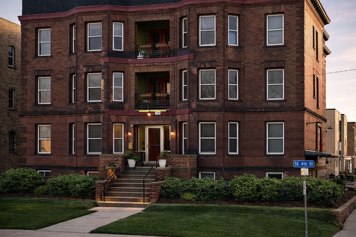 Immediate Move In - 4 Bedroom 2 Bathroom main level- No Pet Fees - Huge Charming Apartment – photo 1