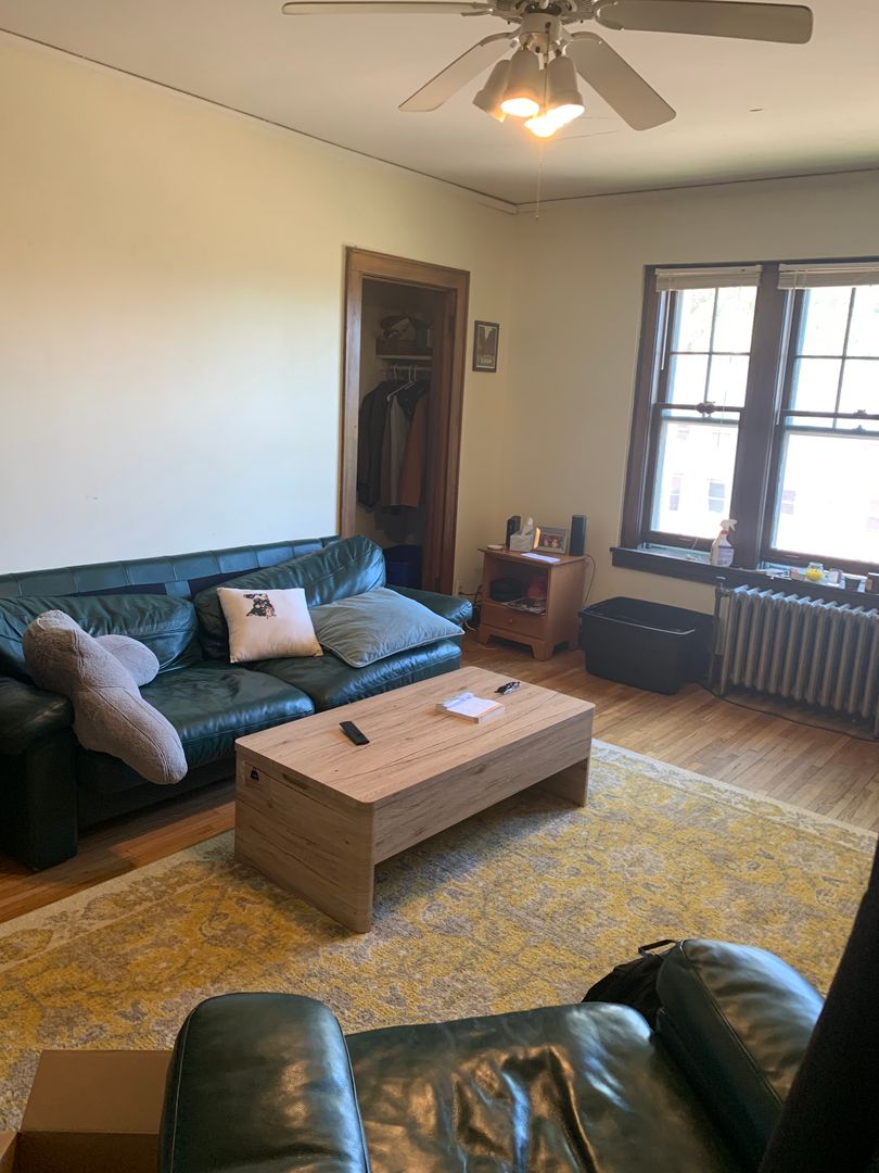 Minneapolis Apartment: 813 University Ave SE