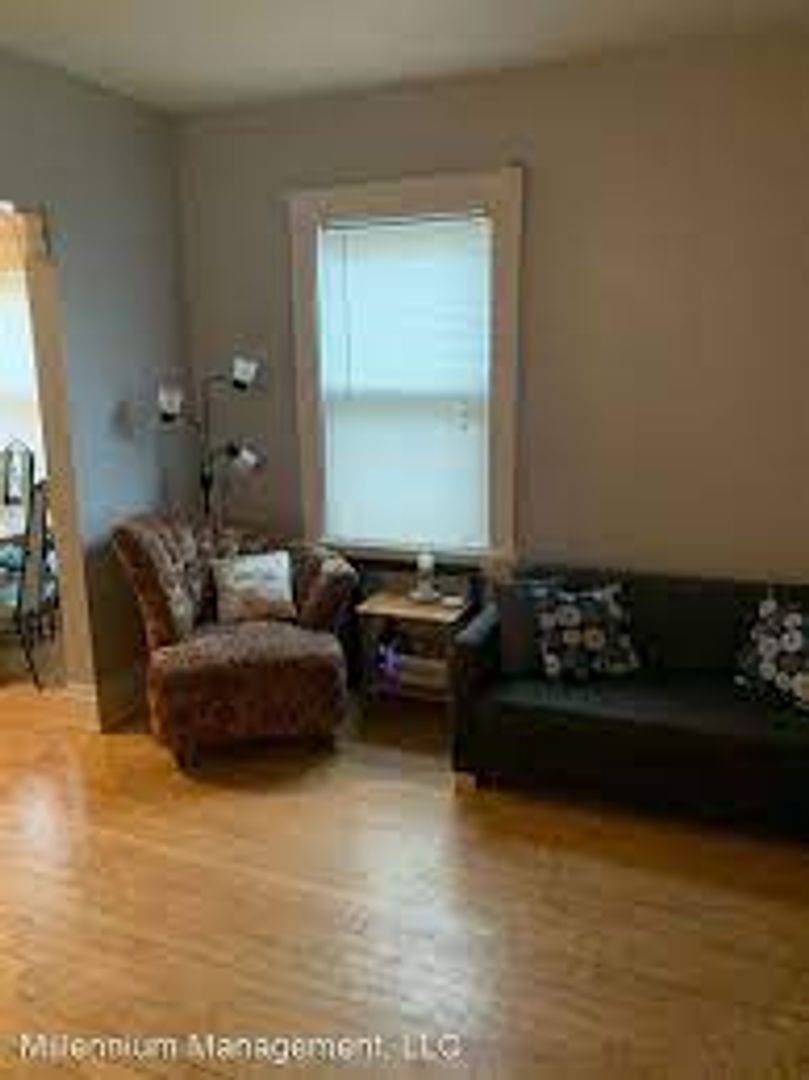 Minneapolis Apartment: 808-810 University Ave SE