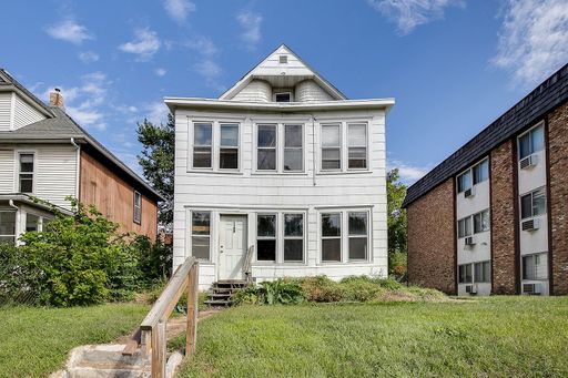 Only $2,200 Huge 5-6 Bedroom unit! Immediate Move In!! – photo 1