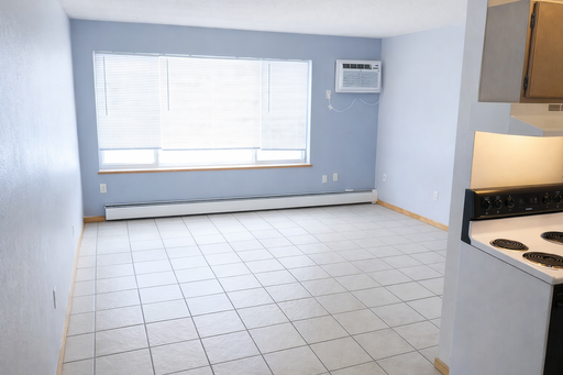 Huge Ground Level One Bedroom~ With In Unit Laundry!! Sept 1st Move In! – photo 1