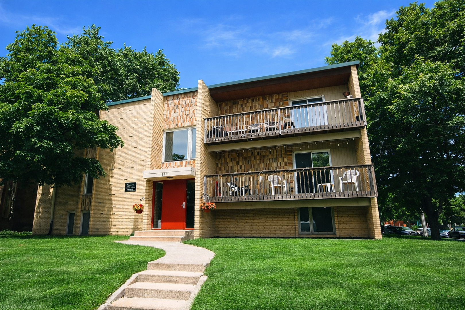 Minneapolis Apartment: 1327 7th St SE