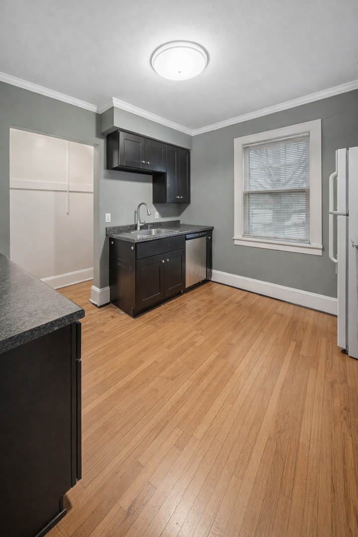 811 Snelling Ave N 6 of 8