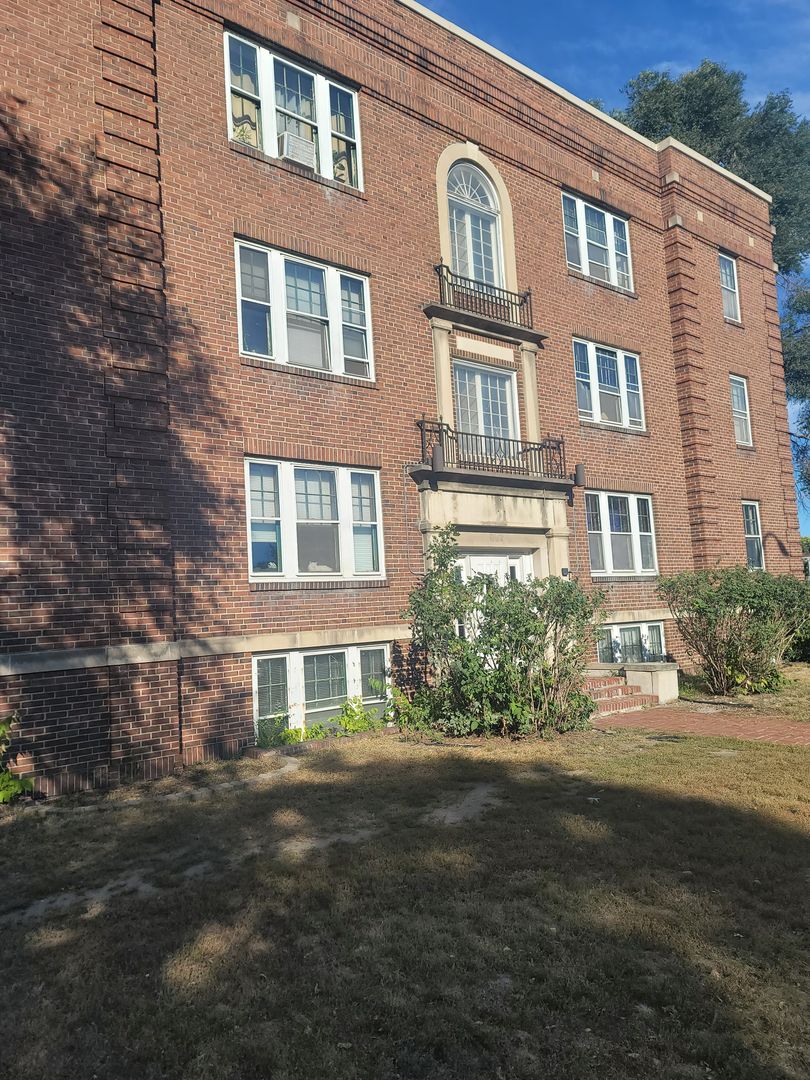 Minneapolis Apartment: 813 University Ave SE