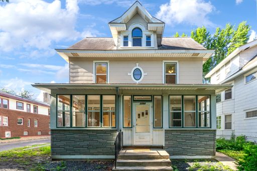 1704 Ashland, St. Paul (Available June 1st)- 7 Bedroom 3 Bathroom – photo 1