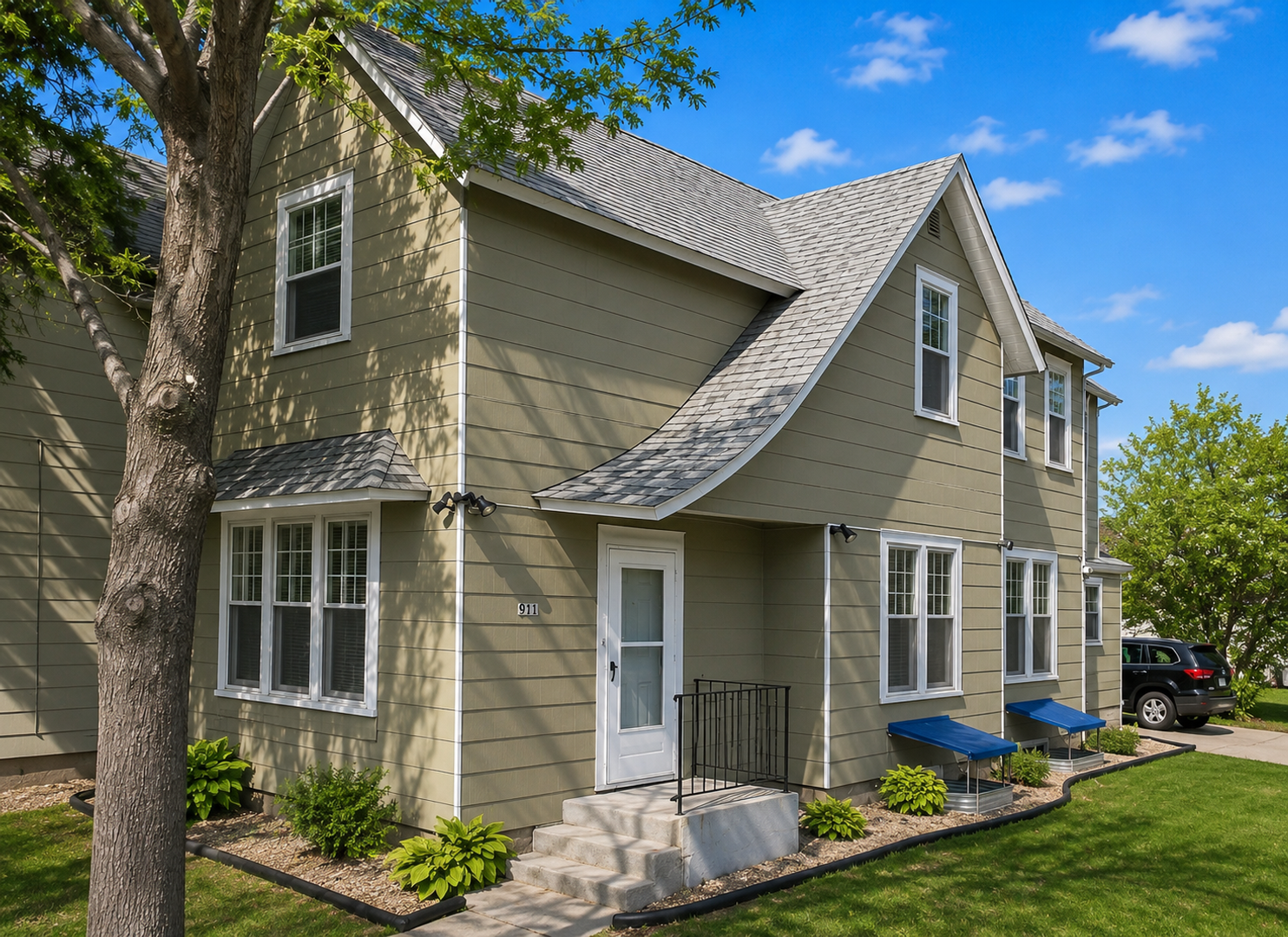 Minneapolis House: 911 E River Road