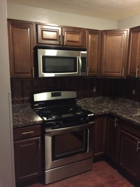 SEPT 1st MOVE IN Beautifully UPDATED 2 Bedroom Apartments~ Free Wifi in Building – photo 1