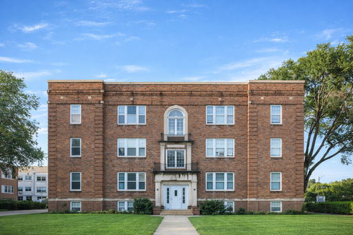 September 1st Move In-Huge 1 Bedroom Top floor Corner unit!!-Walk To U Of M Campus! Close to bus stops! – photo 1