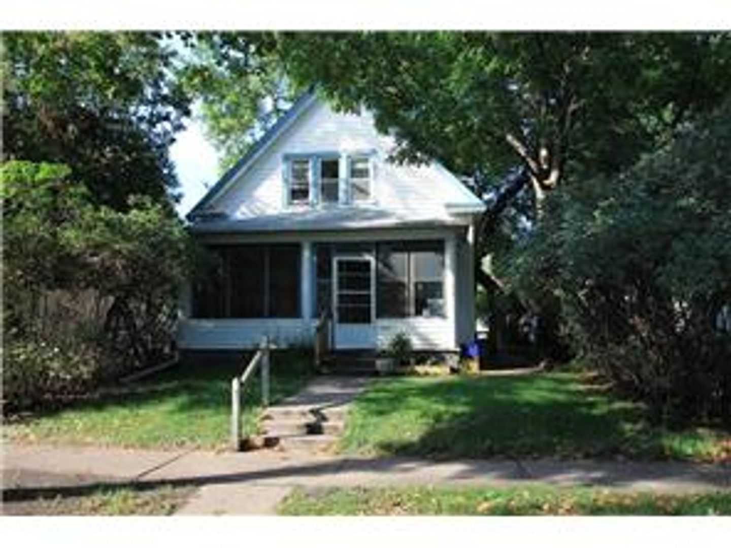 St. Paul Apartment: 1415 Van Buren Ave