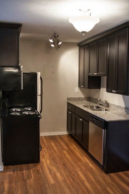 Cute 2 bedroom in Dinkytown! Available 9/1/2026! – photo 1