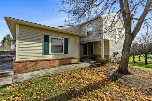 Lovely Condo, 2 Car Garage!!