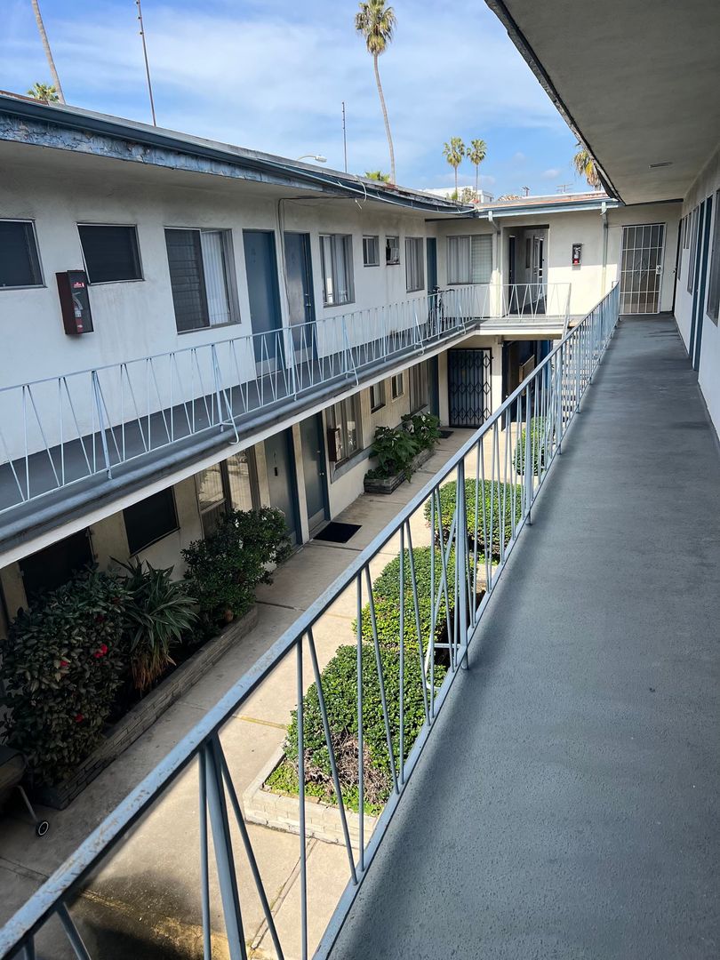 SANTA MONICA Apartment: 3222 SANTA MONICA BLVD.