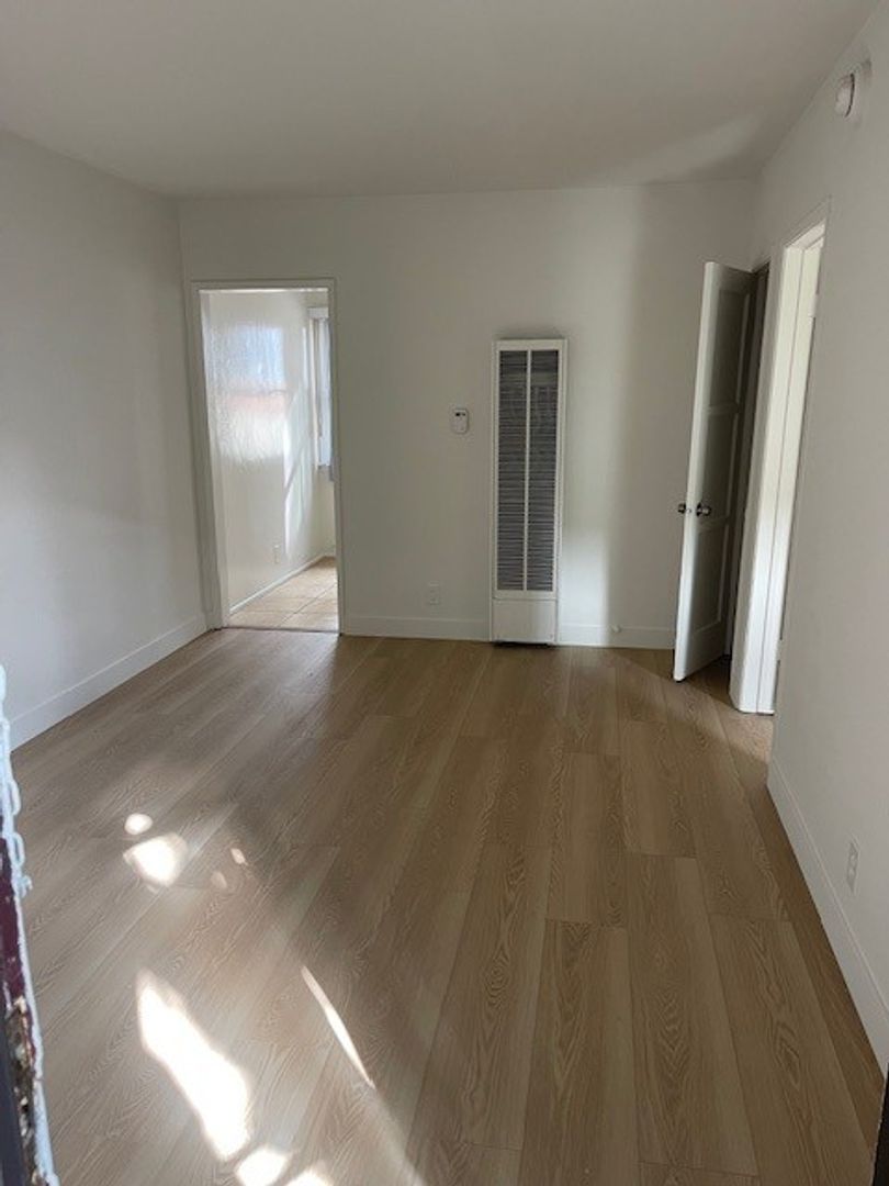 LOS ANGELES Apartment: 3714 - 20 JASMINE AVENUE