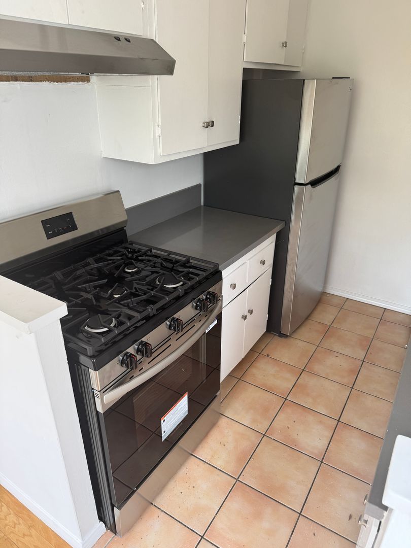 SANTA MONICA Apartment: 827 10TH ST