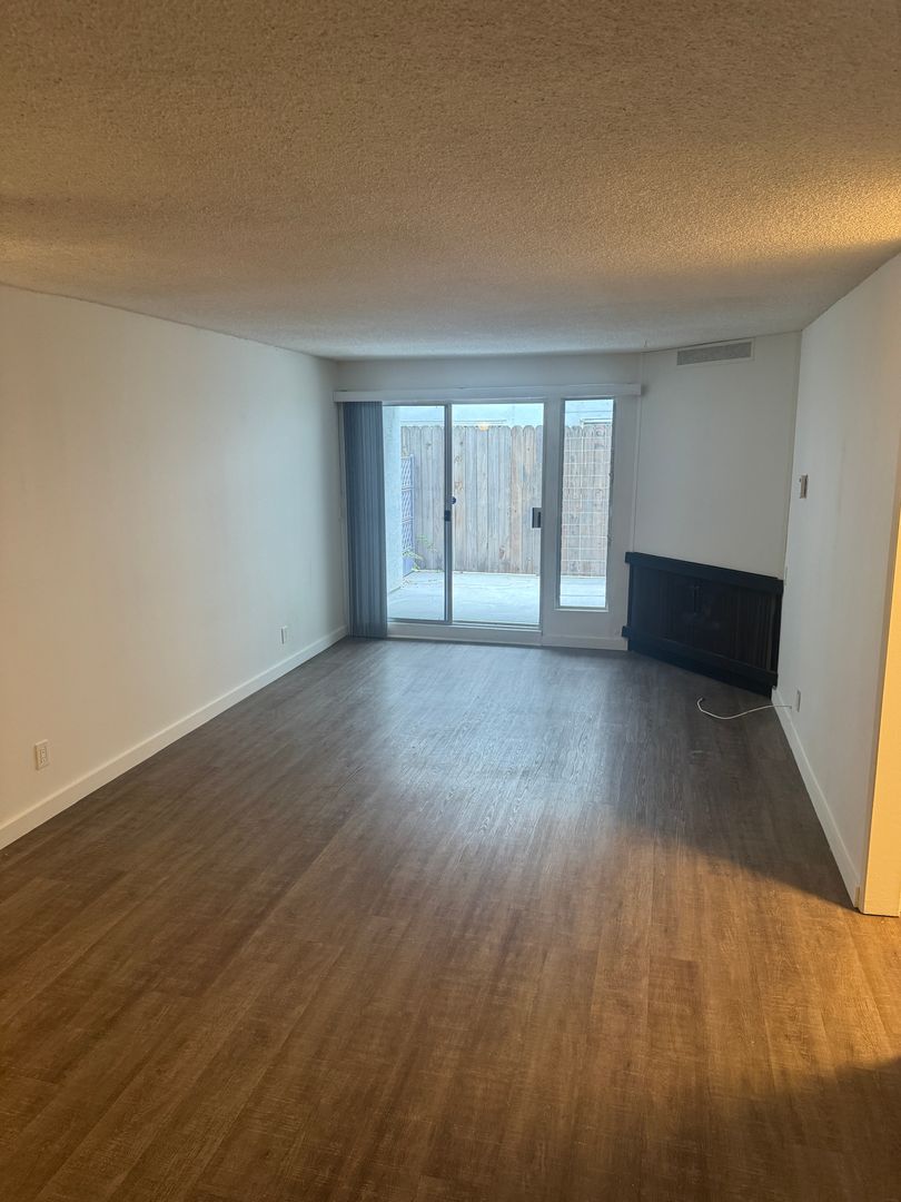 SANTA MONICA Apartment: 1045 3rd STREET