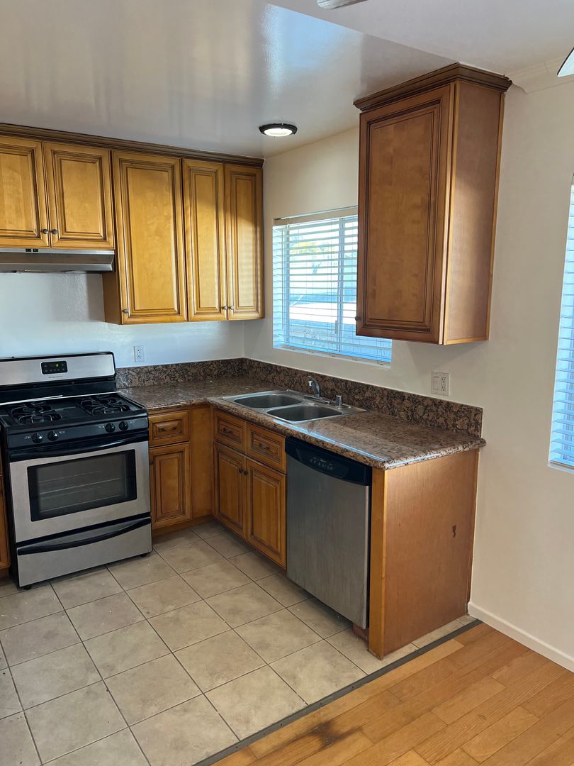 SANTA MONICA Apartment: 1257 12TH ST