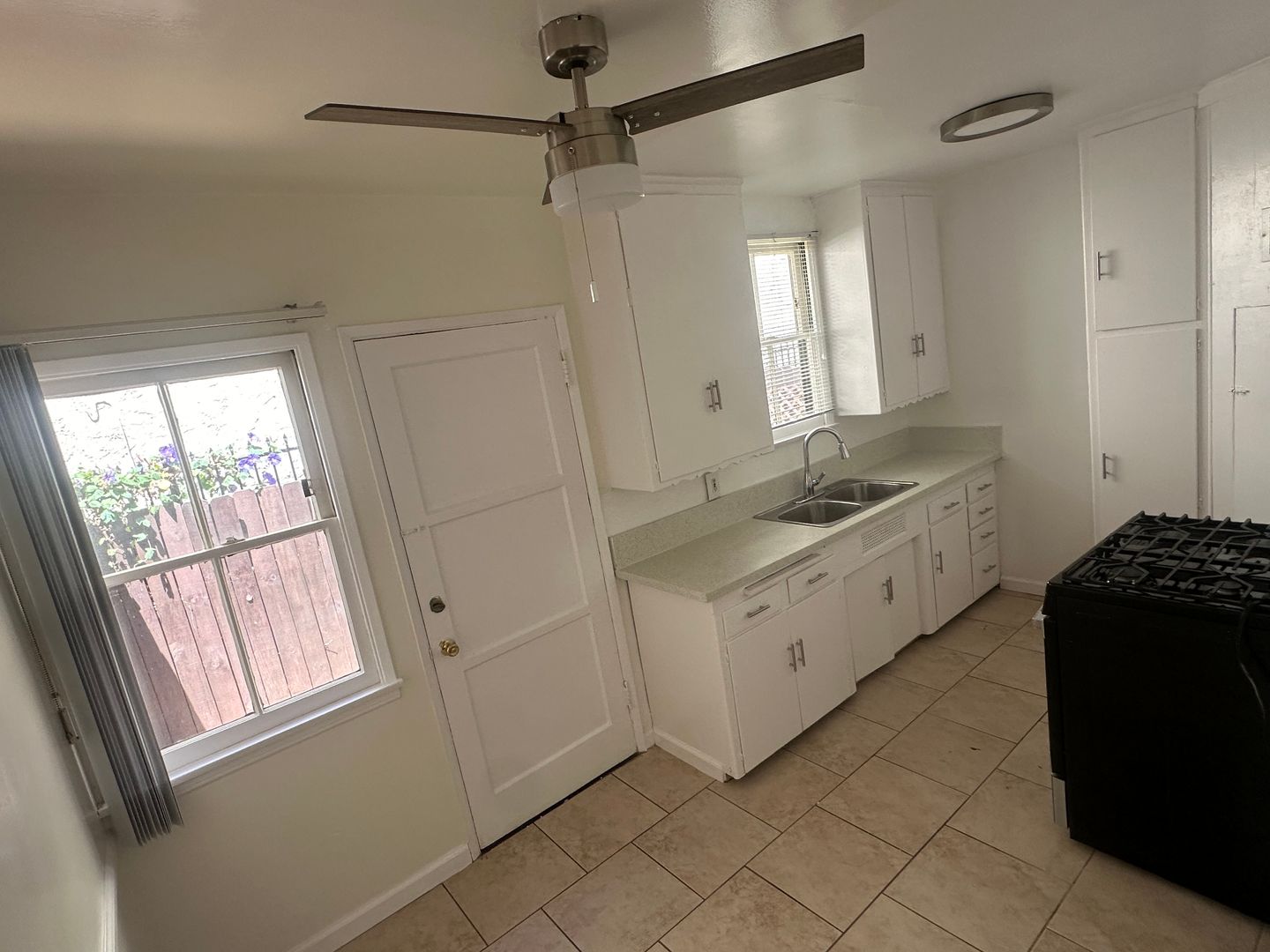 LOS ANGELES Apartment: 3714 - 20 JASMINE AVENUE