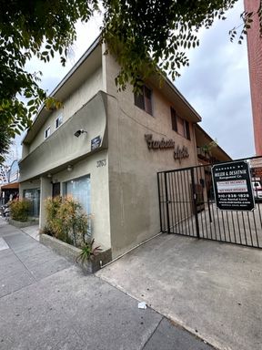 UPGRADED STUDIO UNIT WITH FULL KITCHEN IN THE HEART OF PALMS – photo 1