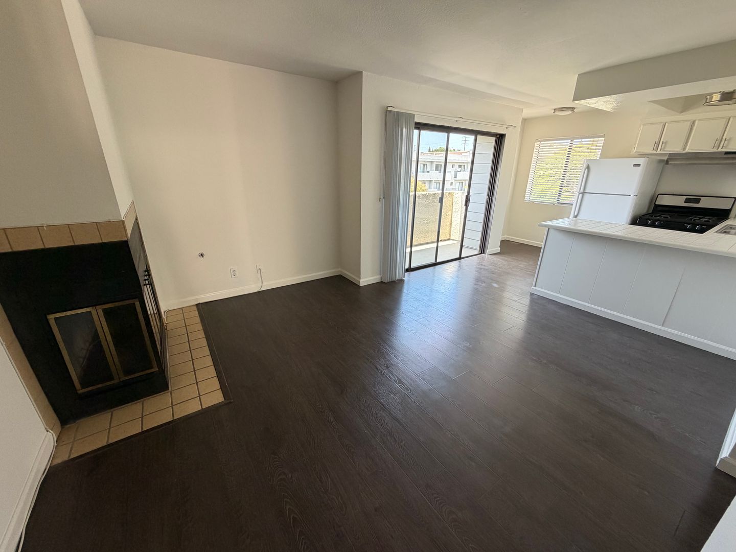 LOS ANGELES Apartment: 10744-56 LAWLER ST.