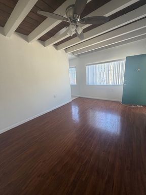 TWO BEDROOM UPPER UNIT IN MAR VISTA WITHIN A FEW MILES FROM VENICE BOARDWALK – photo 1