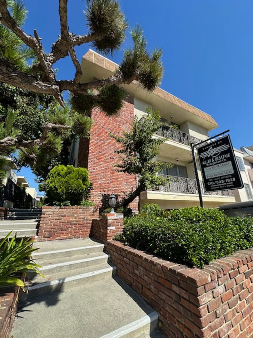 LOS ANGELES Apartment: 11733 MAYFIELD AVENUE