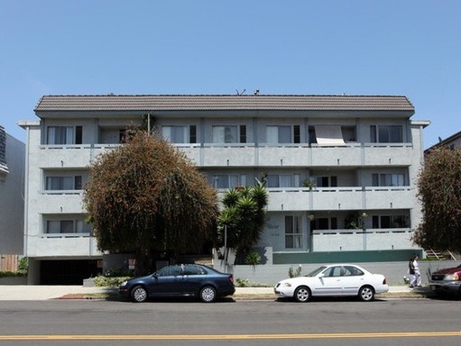 BRIGHT 2+2 APARTMENT BLOCKS FROM BEACH AVAILABLE NOW – photo 1
