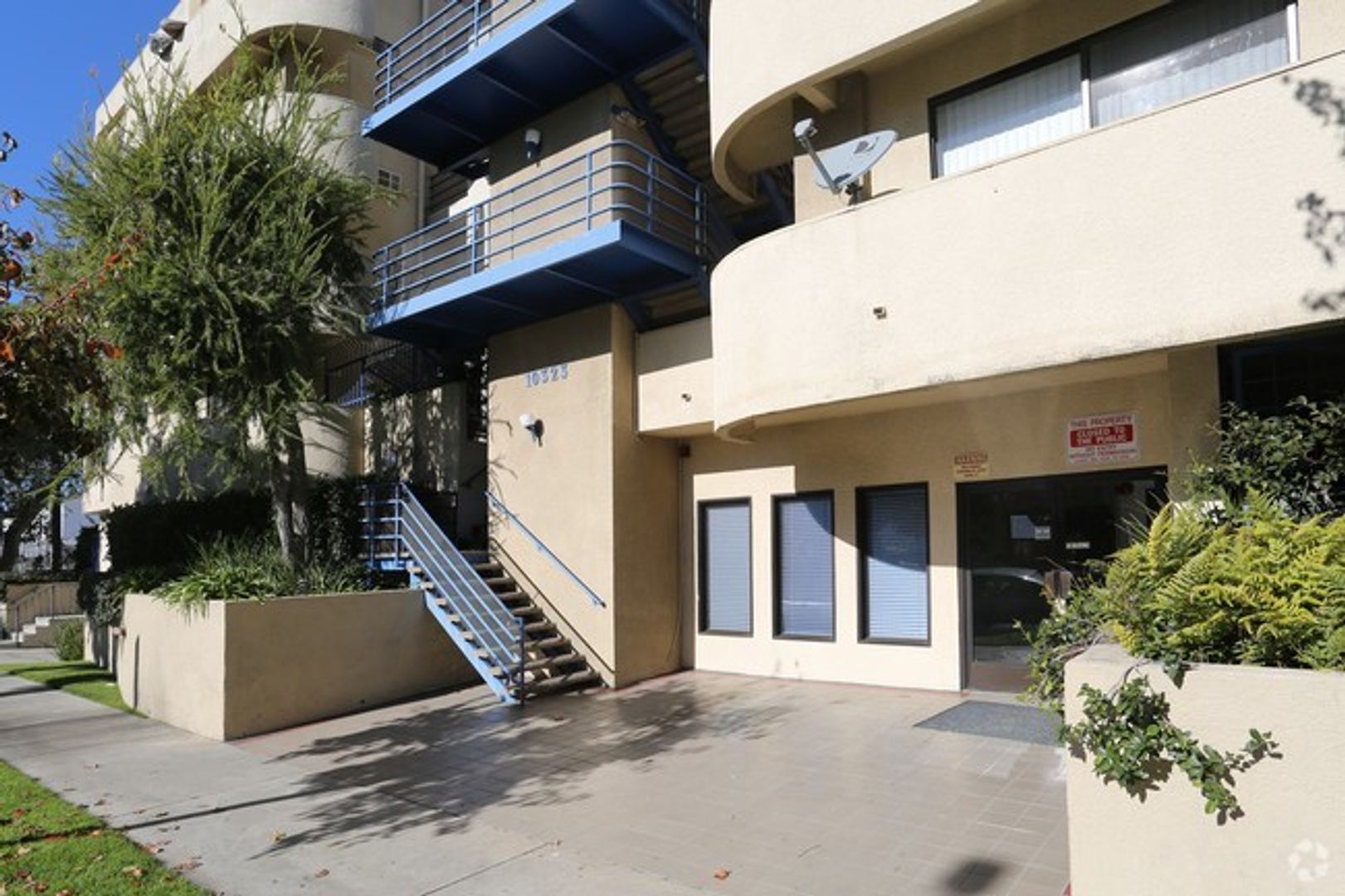 LOS ANGELES Apartment: 10323 WOODBINE ST.